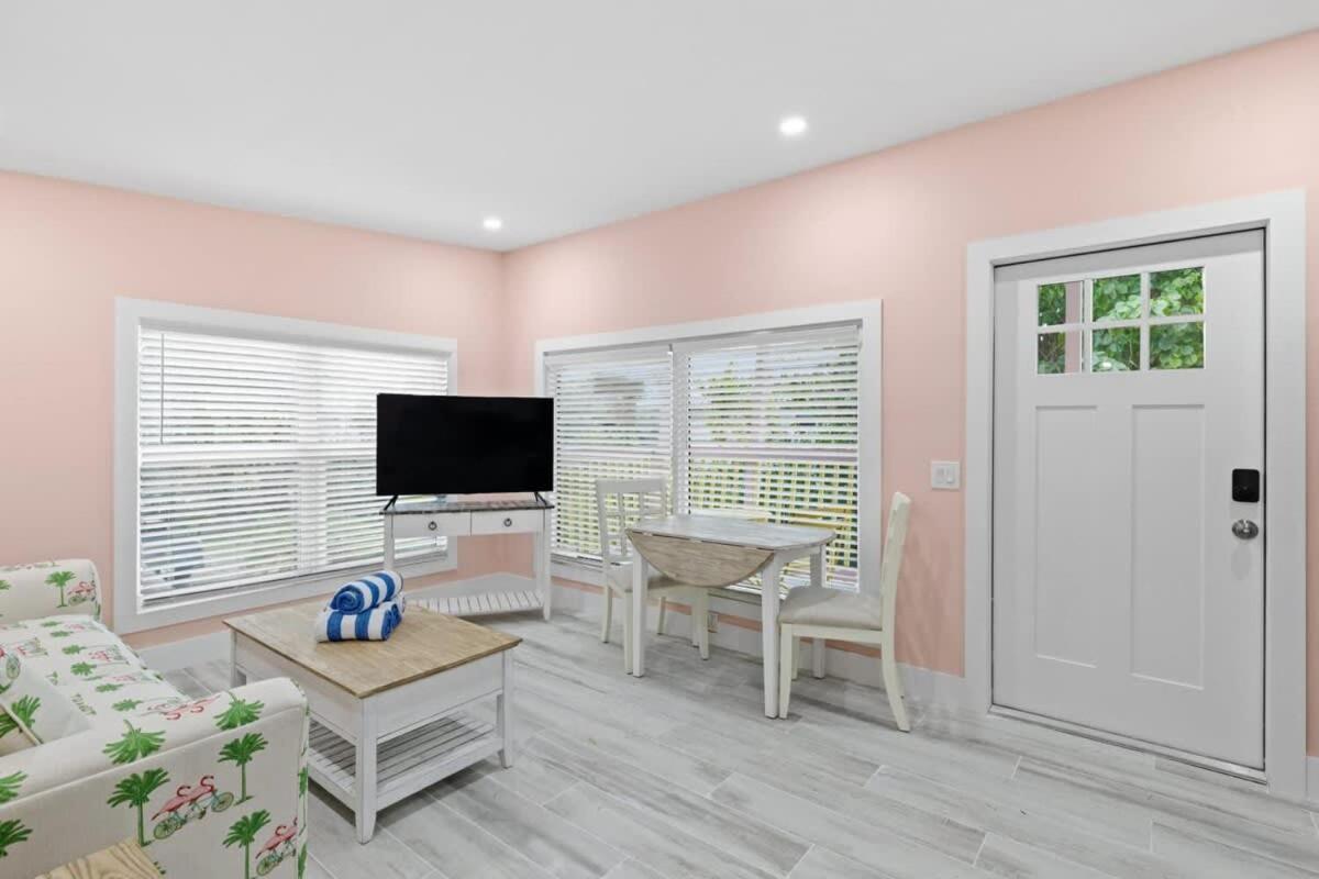 Charming Suite With Balcony And Bikes At Historic Sandpiper Inn Sanibel Eksteriør bilde